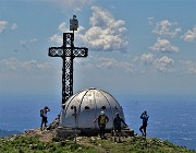 64 Croce di vetta del Due Mani con ll Bivacco Locatelli Scaioli Milani (1656 m) 